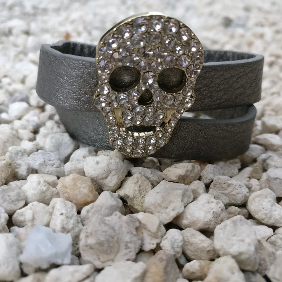 Gray bracelet with skull embellishments - Picture 5 of 8